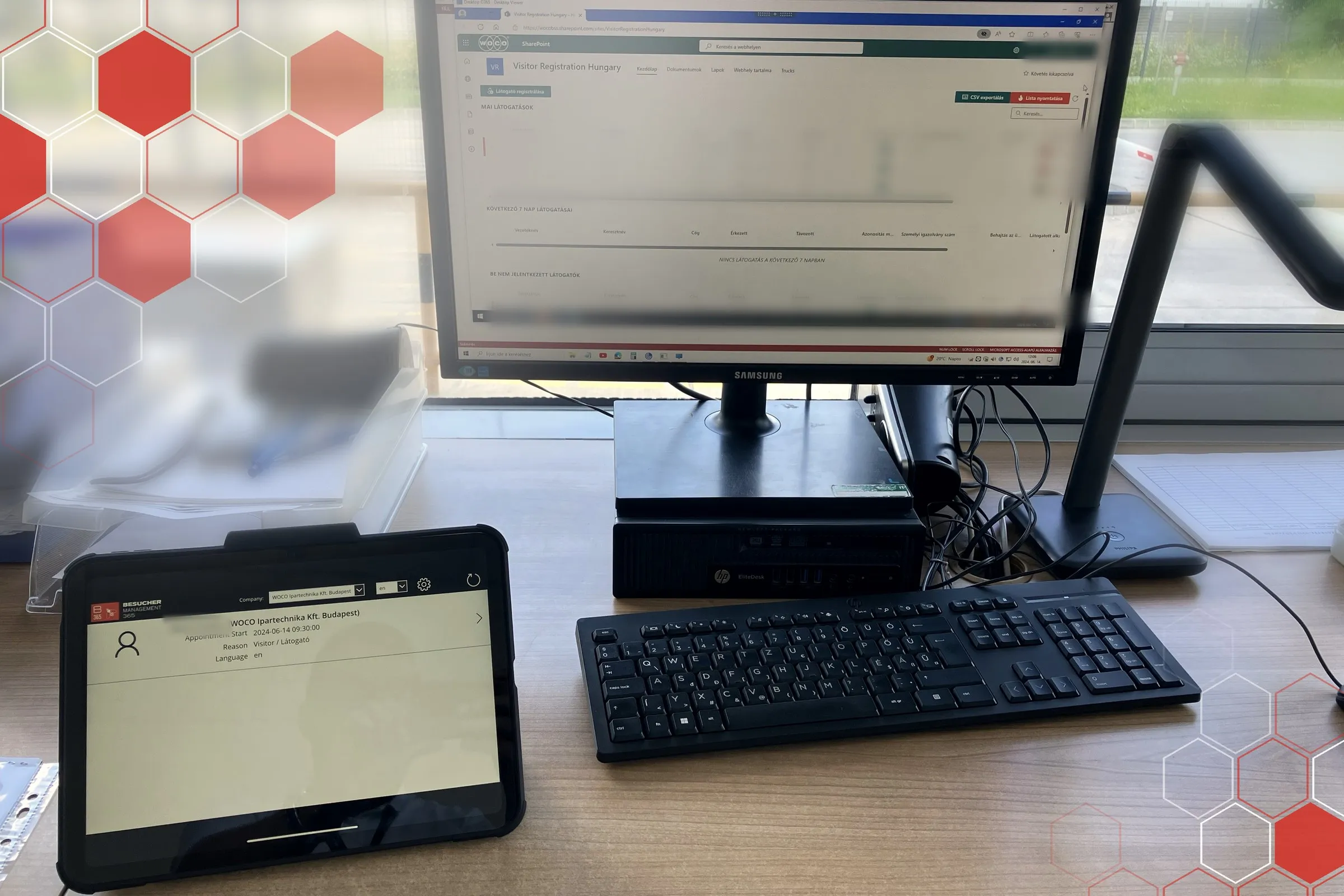 Empfangsarbeitsplatz bei der Woco Group mit dem B365-Tablet zur Selbstanmeldung